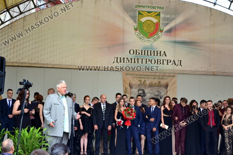 С ретро автомобил и дронове изпрати абитуриентите си езиковата гимназия