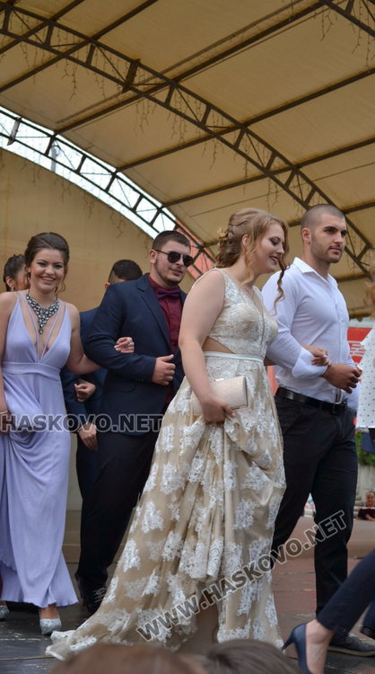 Дълги рокли и класика на бала на „Любен Каравелов“