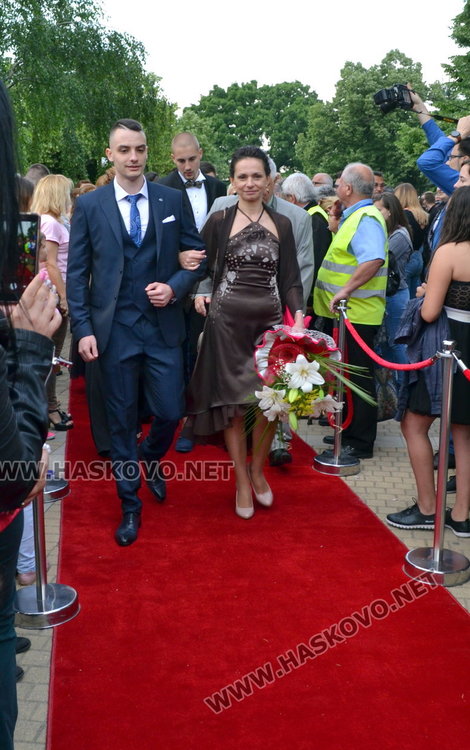 С ретро автомобил и дронове изпрати абитуриентите си езиковата гимназия