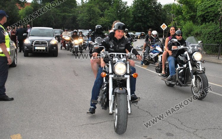 Абитуриентки от Гимназията по туризъм пристигнаха с мотори на бала