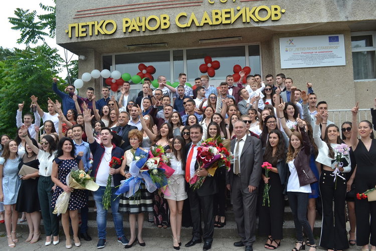 Абитуриенти на „Славейков“  в благотворителна инициатива