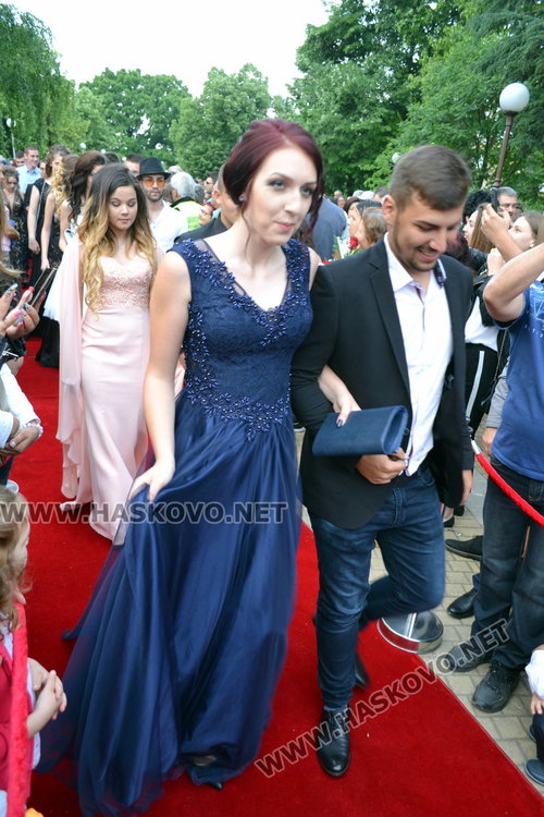 С ретро автомобил и дронове изпрати абитуриентите си езиковата гимназия