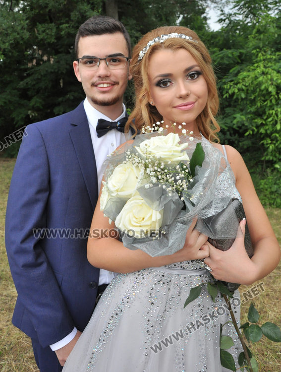 180 абитуриенти от Езиковата минаха по червения килим като холивудски звезди