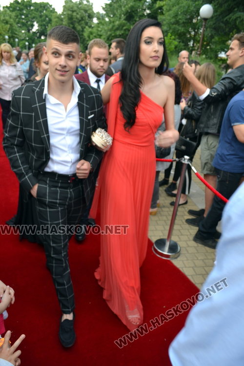 С ретро автомобил и дронове изпрати абитуриентите си езиковата гимназия