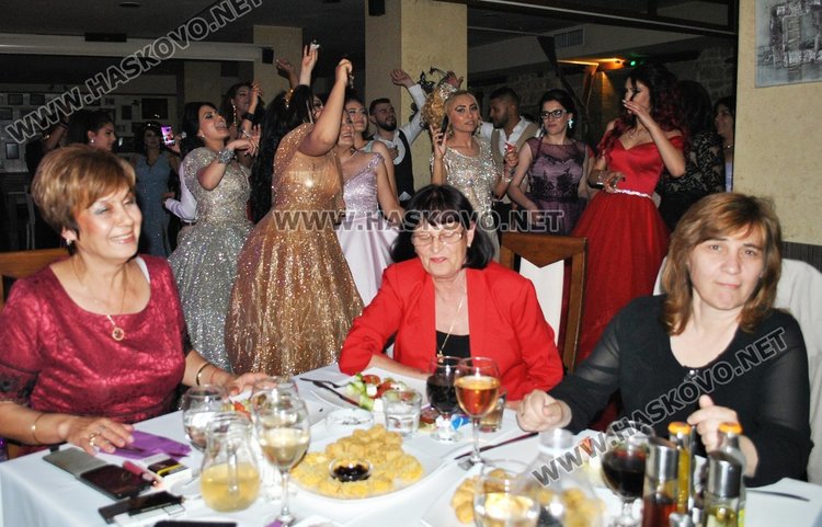 С цвета на 2018 и царствено златно абитуриентките на ПГЛП посрещнаха зрелостта