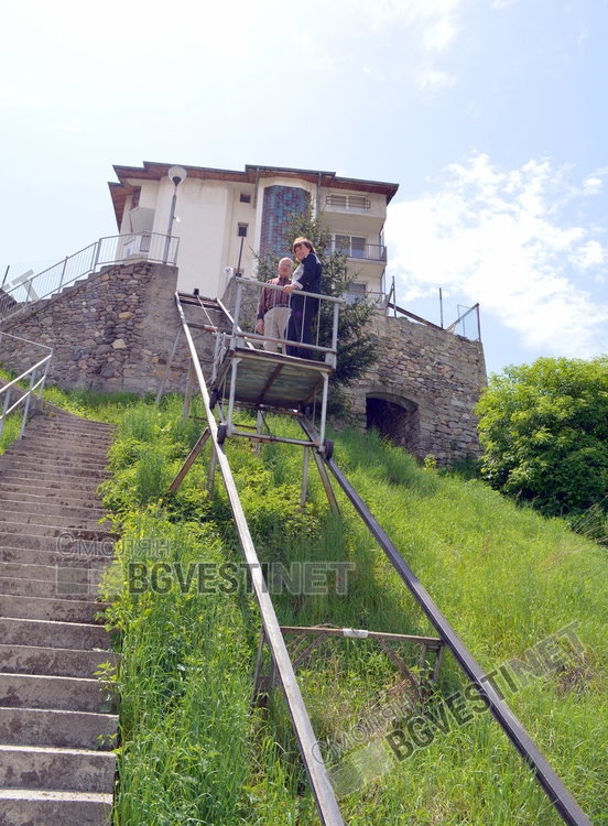 Къщата с витражите и „нежният“ асансьор е пълна със светлина и дух