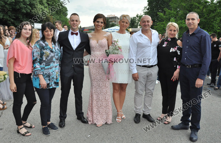 180 абитуриенти от Езиковата минаха по червения килим като холивудски звезди