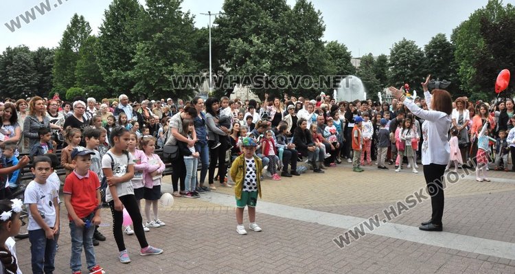 Хасково посрещна 24 май с шествие до пл. „Свобода" и пя "Върви, народе възродени"
