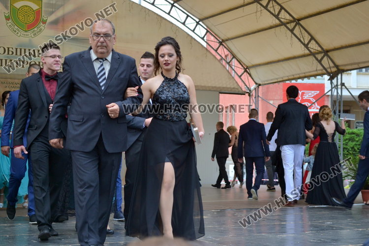 Дълги рокли и класика на бала на „Любен Каравелов“