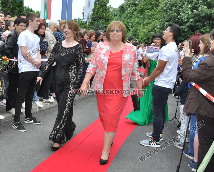 180 абитуриенти от Езиковата минаха по червения килим като холивудски звезди