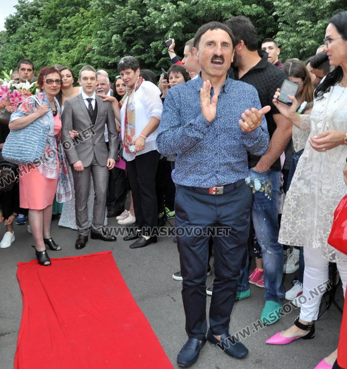 180 абитуриенти от Езиковата минаха по червения килим като холивудски звезди