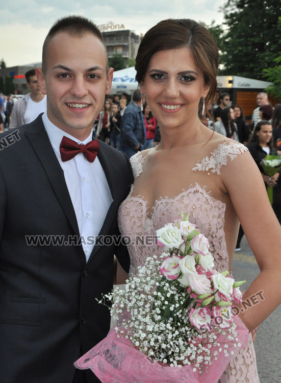 180 абитуриенти от Езиковата минаха по червения килим като холивудски звезди