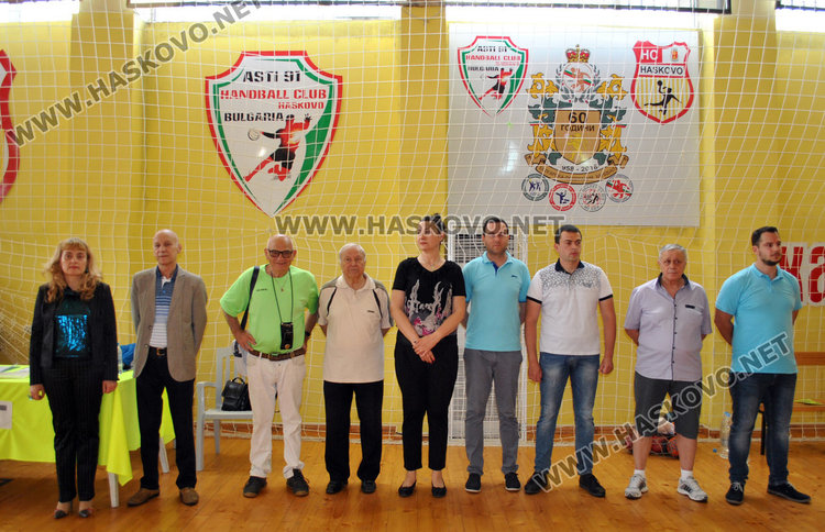 Отличиха заслужили хасковски хандбалисти за 60 г. хандбал в България