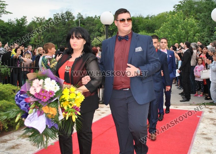 Абитуриентки от Гимназията по туризъм пристигнаха с мотори на бала