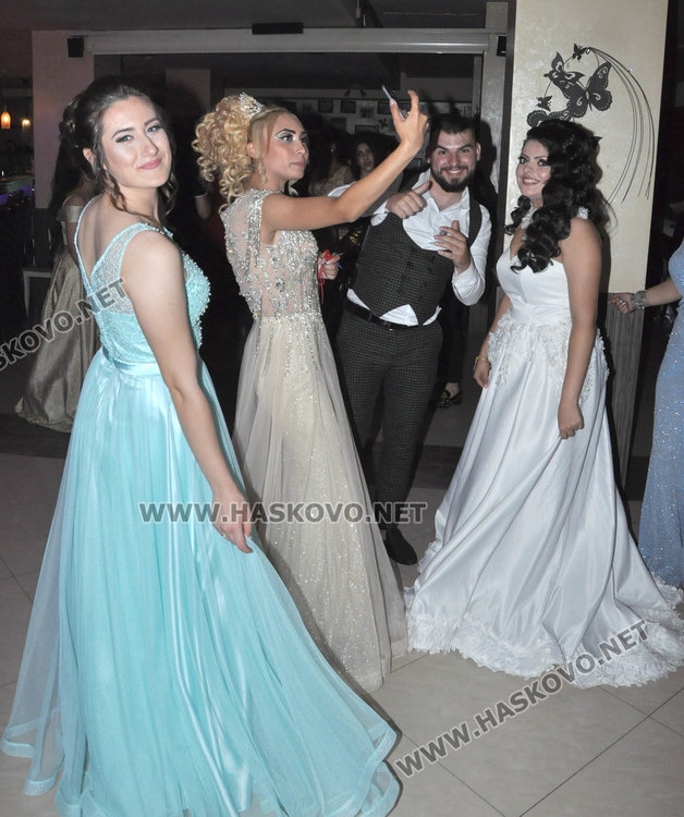 С цвета на 2018 и царствено златно абитуриентките на ПГЛП посрещнаха зрелостта