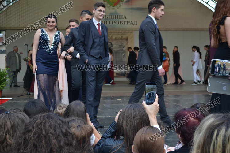 С ретро автомобил и дронове изпрати абитуриентите си езиковата гимназия