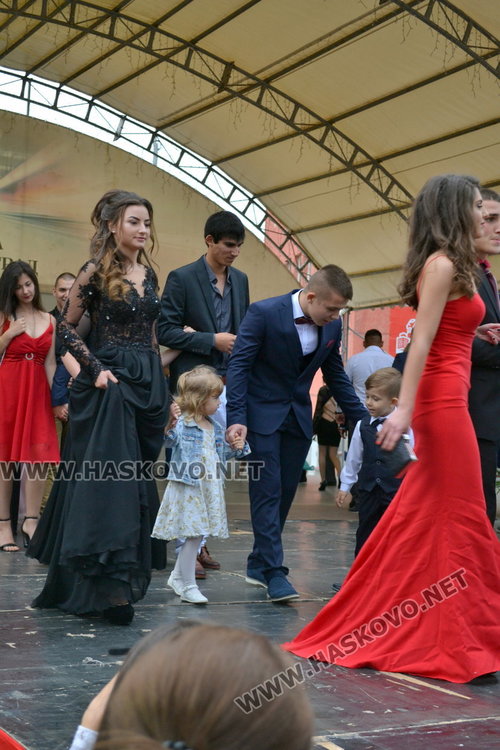 Дълги рокли и класика на бала на „Любен Каравелов“
