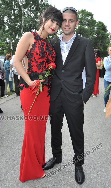 180 абитуриенти от Езиковата минаха по червения килим като холивудски звезди