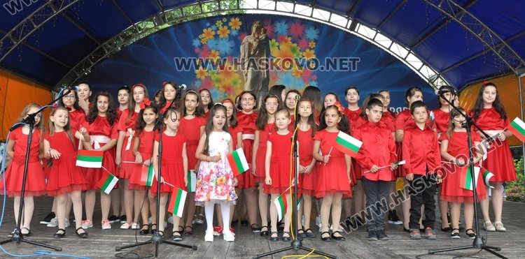 Хасково посрещна 24 май с шествие до пл. „Свобода" и пя "Върви, народе възродени"