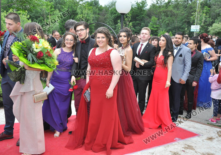 Абитуриентки от Гимназията по туризъм пристигнаха с мотори на бала