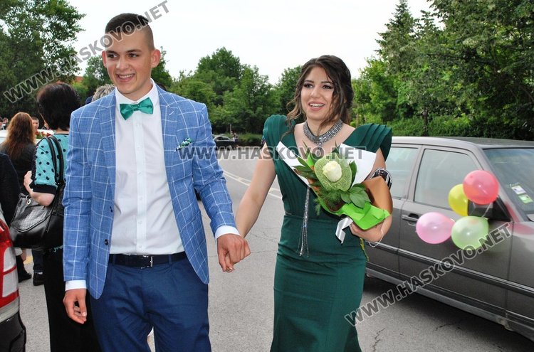 Абитуриентки от Гимназията по туризъм пристигнаха с мотори на бала