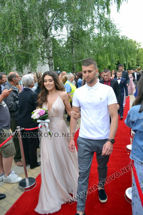 Дълги рокли и класика на бала на „Любен Каравелов“