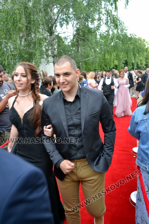 Дълги рокли и класика на бала на „Любен Каравелов“