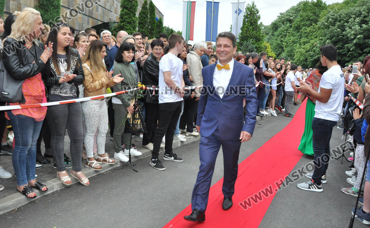 180 абитуриенти от Езиковата минаха по червения килим като холивудски звезди