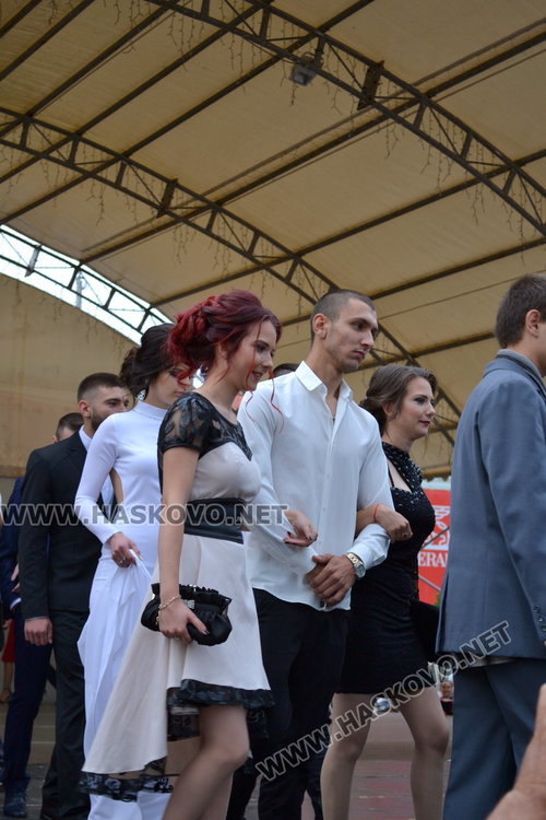 Дълги рокли и класика на бала на „Любен Каравелов“