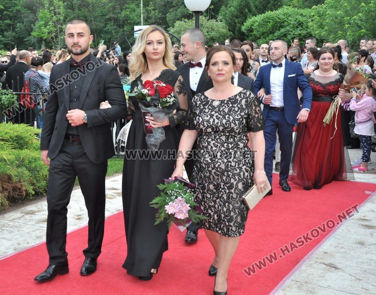 Абитуриентки от Гимназията по туризъм пристигнаха с мотори на бала