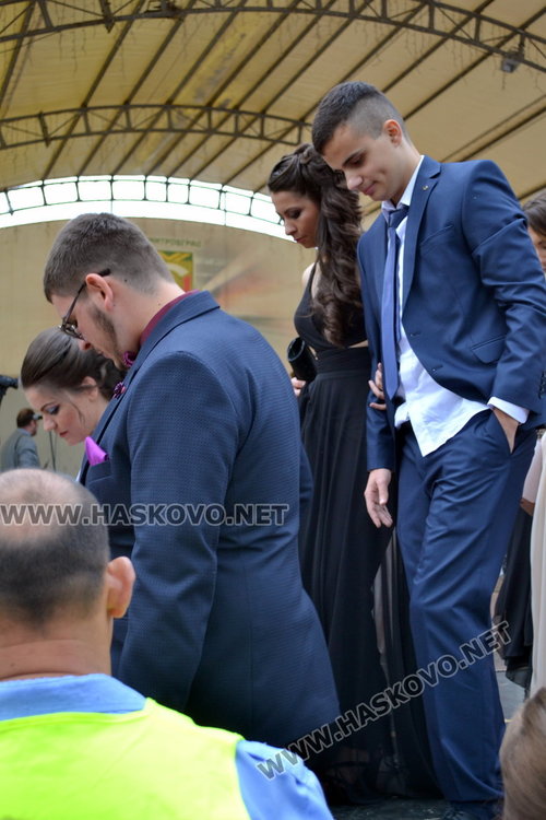 Дълги рокли и класика на бала на „Любен Каравелов“