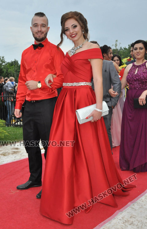 Абитуриентки от Гимназията по туризъм пристигнаха с мотори на бала