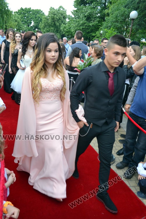 С ретро автомобил и дронове изпрати абитуриентите си езиковата гимназия