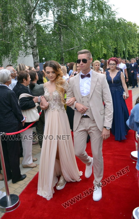 Дълги рокли и класика на бала на „Любен Каравелов“