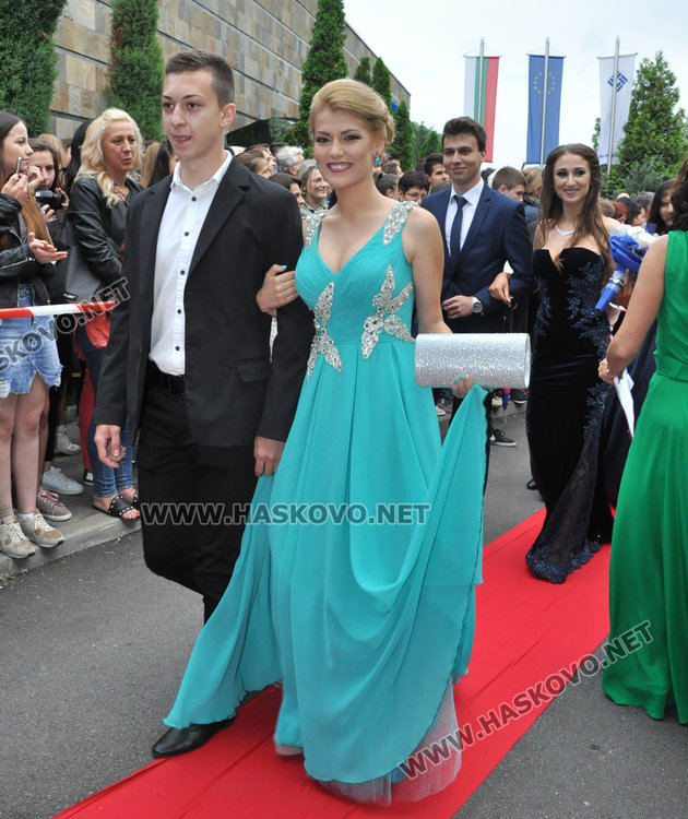 180 абитуриенти от Езиковата минаха по червения килим като холивудски звезди