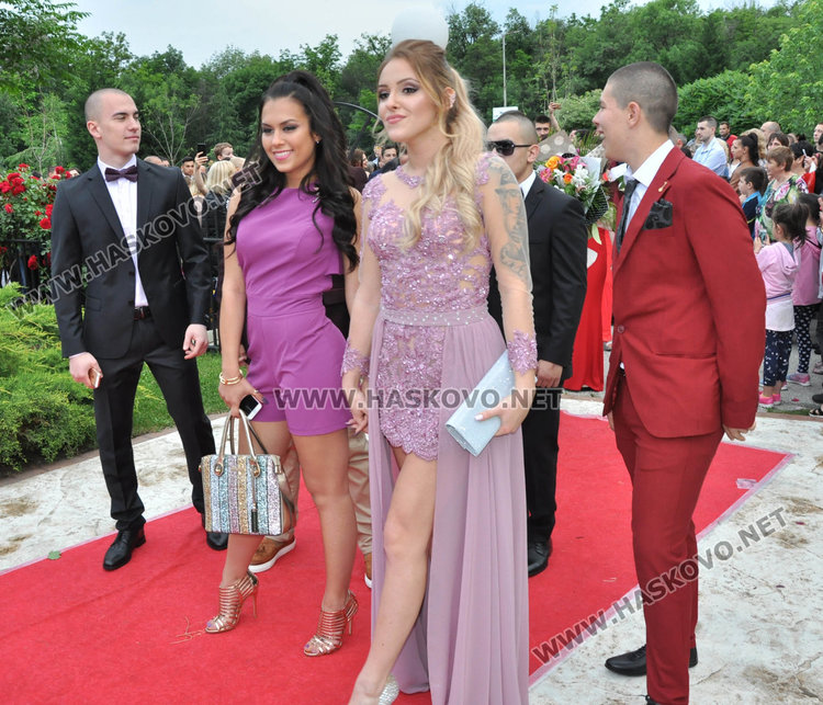 Абитуриентки от Гимназията по туризъм пристигнаха с мотори на бала