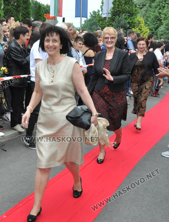 180 абитуриенти от Езиковата минаха по червения килим като холивудски звезди