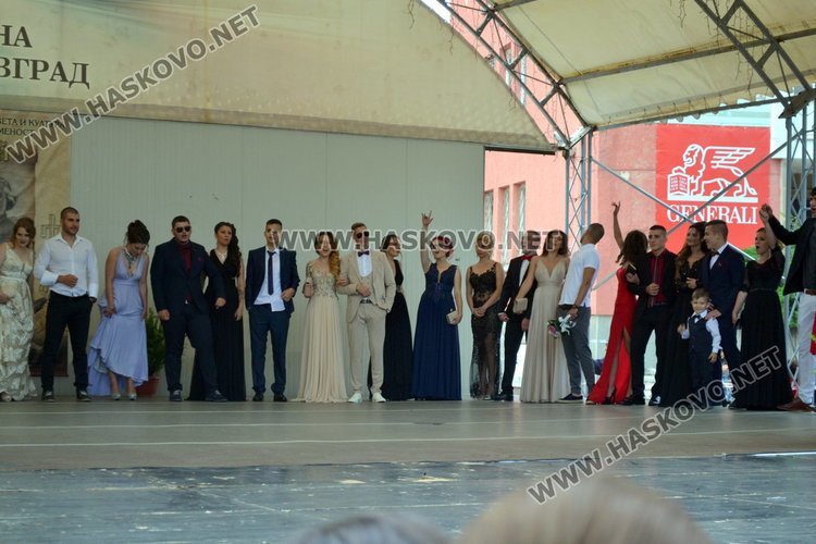 Дълги рокли и класика на бала на „Любен Каравелов“
