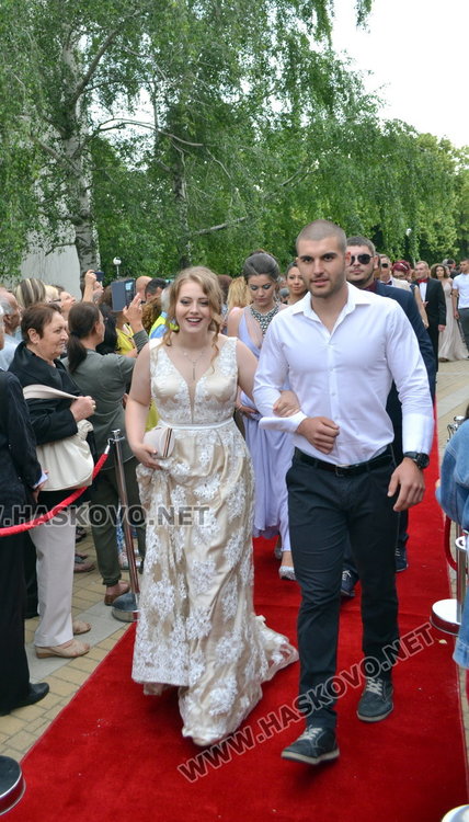 Дълги рокли и класика на бала на „Любен Каравелов“