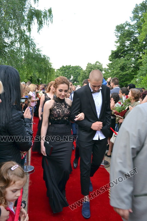 С ретро автомобил и дронове изпрати абитуриентите си езиковата гимназия