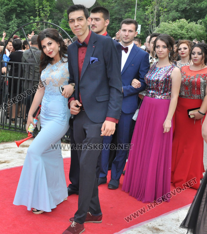 Абитуриентки от Гимназията по туризъм пристигнаха с мотори на бала