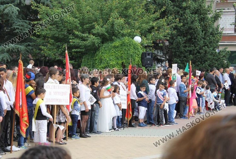 Пъстро шествие на училищата за 24-ти май