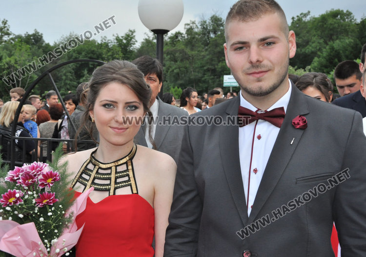 Абитуриентки от Гимназията по туризъм пристигнаха с мотори на бала