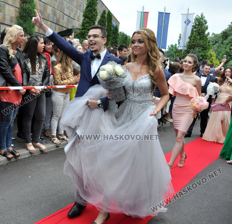 180 абитуриенти от Езиковата минаха по червения килим като холивудски звезди