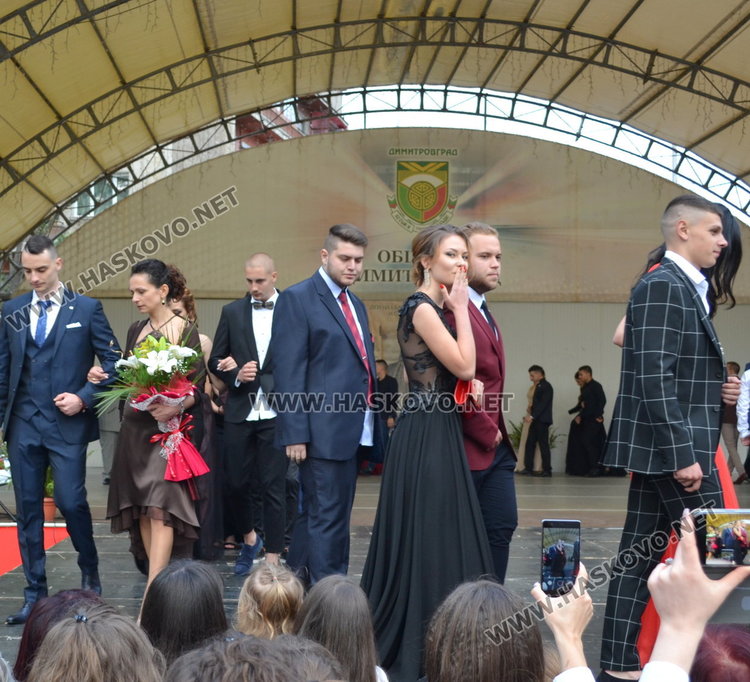 С ретро автомобил и дронове изпрати абитуриентите си езиковата гимназия