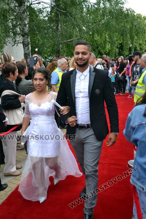 Дълги рокли и класика на бала на „Любен Каравелов“