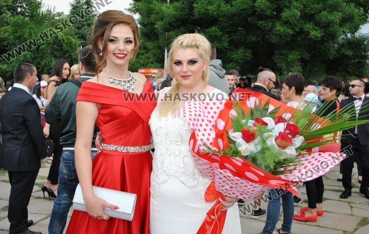 Абитуриентки от Гимназията по туризъм пристигнаха с мотори на бала