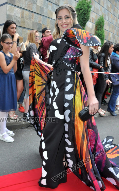 180 абитуриенти от Езиковата минаха по червения килим като холивудски звезди