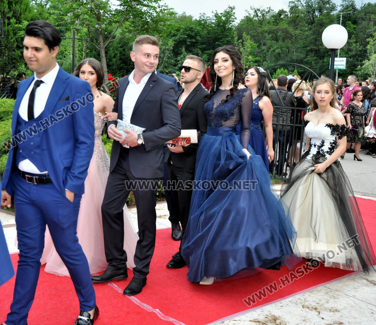 Абитуриентки от Гимназията по туризъм пристигнаха с мотори на бала