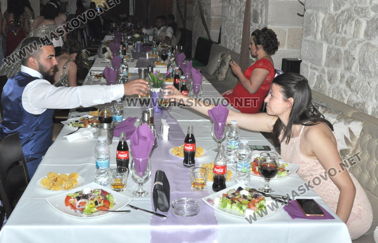 С цвета на 2018 и царствено златно абитуриентките на ПГЛП посрещнаха зрелостта